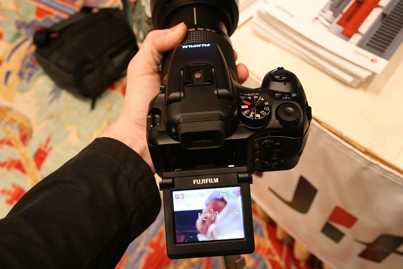 Illustration for article titled Hands On Fujifilm S100FS Faux DSLR: Why?